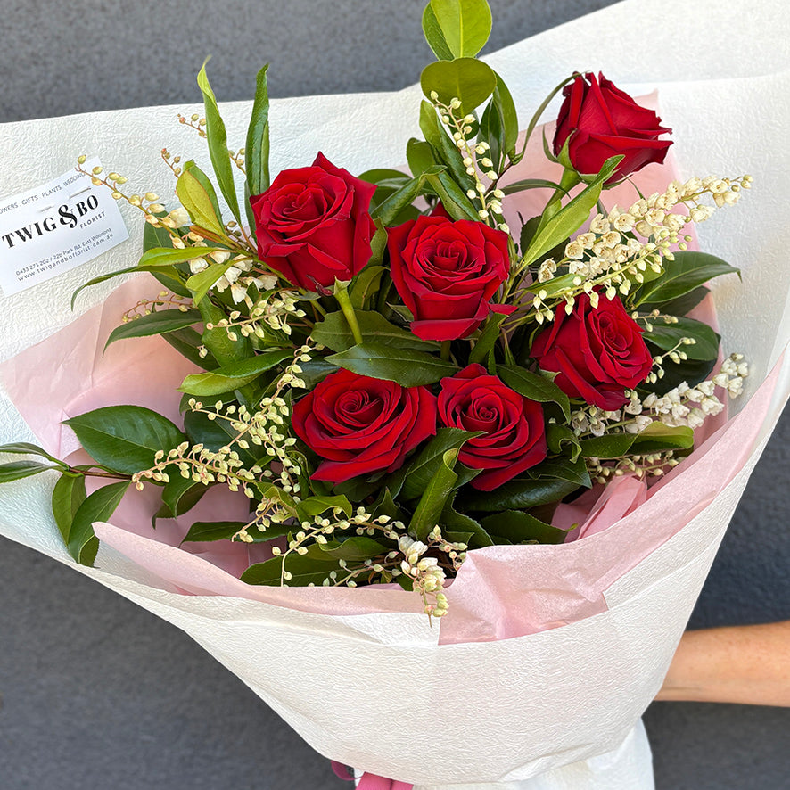 Red Roses Gift Hamper – Valentine’s Day Flowers