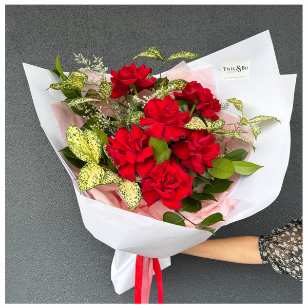 Red Roses Gift Hamper // Red Roses, Chocolates & Bubbles