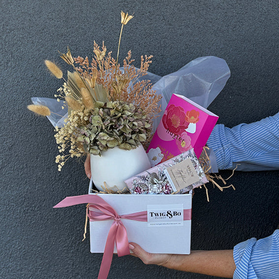 Vi; Dried Arrangement Gift Hamper