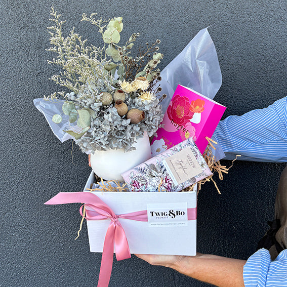 Vi; Dried Arrangement Gift Hamper